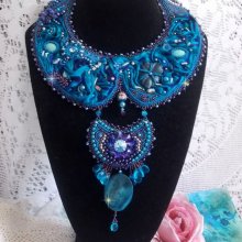 Collana a bretella Haute-Couture blu reale ricamata con un nastro di seta viola e blu anatra, cristalli e varie perline 